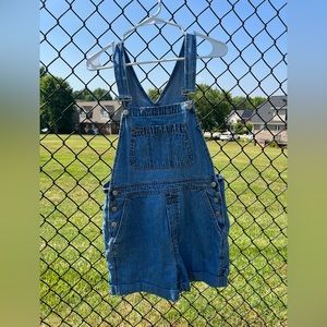 GAP overalls size small but fits like a large. I think they’re men’s overalls.